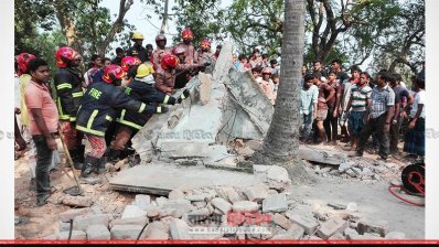 লোহারটেক সরকারি প্রাথমিক বিদ্যালয়ের পাশের ধসে যাওয়া ভবন 
