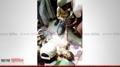 আহত শ্রমিককে দেওয়া হচ্ছে প্রাথমিক চিকিৎসা