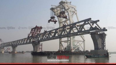 তৃতীয় স্প্যান বসানো হচ্ছে
