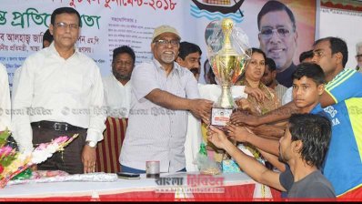 বিজয়ী দলের হাতে কাপ তুলে দিচ্ছেন স্বাস্থ্য প্রতিমন্ত্রী