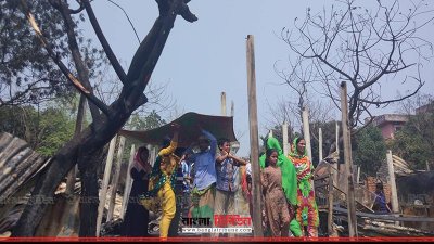 আগুনে পুড়ে সর্বস্ব হারানো বস্তির বাসিন্দারা