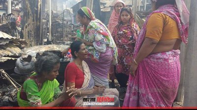 আগুনে পুড়ে সর্বস্ব হারানো বস্তির বাসিন্দারা