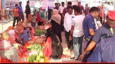ঝিনাইদহে নারীদের উৎপাদিত পণ্য নিয়ে হাট বসেছে