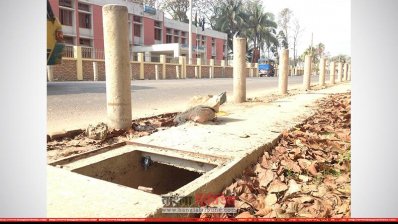 ফুটপাতের ঢাকনা চুরি
