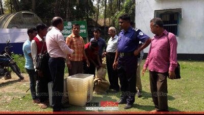 বিভিন্ন কেন্দ্রের প্রিজাইডিং অফিসাররা নির্বাচন সামগ্রী নিয়ে যাচ্ছেন