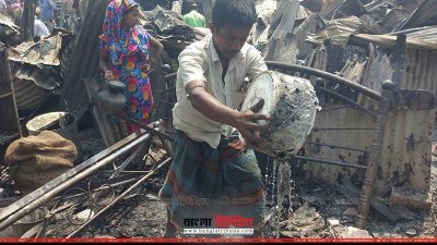 আগুনে পুড়ে সর্বস্ব হারানো বস্তির বাসিন্দারা