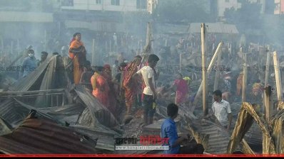 ক্ষতিগ্রস্ত বাড়িঘর দেখছেন বস্তির বাসিন্দারা