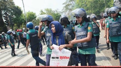 এক আন্দোলনকারীকে আটক করে নিয়ে যাচ্ছে পুলিশ