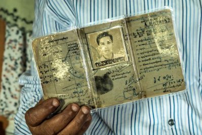 রং-বেরঙের পরিচয়পত্রে ক্রমেই স্পষ্ট হয় ‘পরিচয়হীনতা’