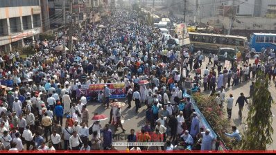 রাস্তা বন্ধ করে বিক্ষোভ