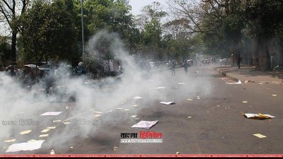 কোটা সংস্কারের দাবিতে আন্দোলনকারীদের ওপর পুলিশের টিয়ারশেল নিক্ষেপ