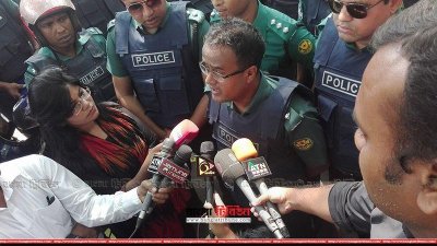 বক্তব্য দিচ্ছেন পুলিশ কর্মকর্তা