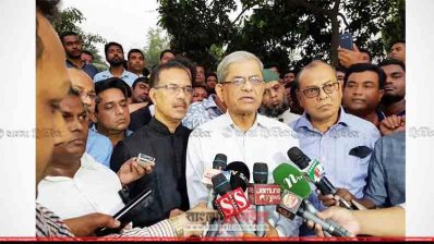 নিহত জাকির হোসেন মিলনের পরিবারের সঙ্গে দেখা গিয়ে মির্জা ফখরুল ইসলাম আলমগীর বক্তব্য রাখছেন
