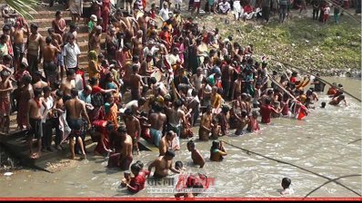 স্নানোৎসবে স্নান করছেন ভক্তরা 