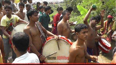 ঢোল বাজিয়ে মেলার পথে ভক্তরা