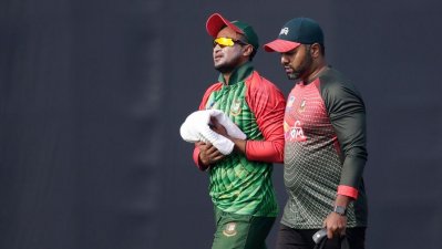 ত্রিদেশীয় সিরিজের ফাইনালে আঙুলে চোট নিয়ে মাঠ ছাড়ছেন সাকিব