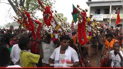 মেলার পথে ভক্তরা