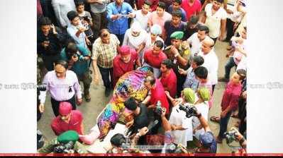 আইসিইউতে নেওয়া হয়েছে শাহরিনকে (ছবি- সাজ্জাদ হোসেইন)