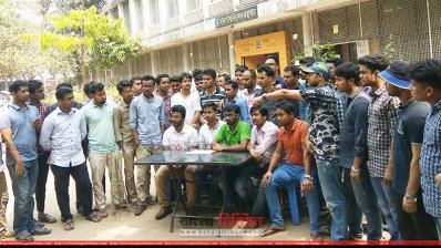 রবিবারের কর্মসূচির ঘোষণা দিচ্ছেন আন্দোলনকারীরা