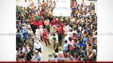 নেপাল থেকে আনার পর ঢামেক হাসপাতালে নেওয়া হচ্ছে শাহরিনকে (ছবি- সাজ্জাদ হোসেইন) 