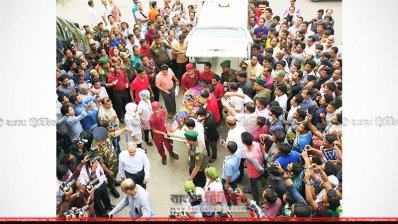 অ্যাম্বুলেন্স থেকে শাহরিন আহমেদকে নামানো হচ্ছে