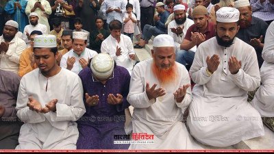 বায়তুল মোকাররমে নেপাল দুর্ঘটনায় হতাহতদের স্মরণে মোনাজাতে অংশ নেন মুসল্লিরা