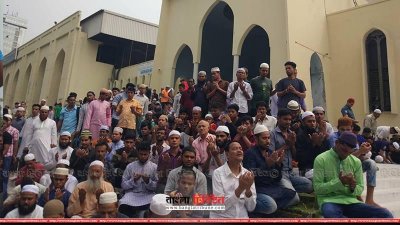 আহতদের দ্রুত আরোগ্য লাভের প্রার্থনাও করা হয় মোনাজাতে