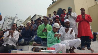 নিহতদের আত্মার মাগফেরাত কামনা করা হয় মোনাজাতে