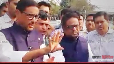 বিমানবন্দরে স্বজনদের সঙ্গে কথা বলছেন ওবায়দুল কাদের