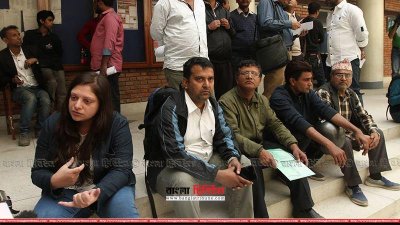 নেপালে লাশের জন্য স্বজনদের দুঃসহ অপেক্ষা