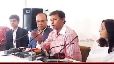 সাংবাদিকদের ব্রিফ করছেন ডা. সোহেল মাহমুদ, ডানে রাষ্ট্রদূত মাশফি বিনতে শামস