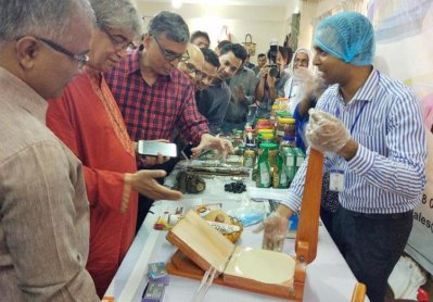 উদ্যোক্তা হাটে ম্যাজিক রুটি মেকারের স্টল পরিদর্শন করছেন ডাক, টেলিযোগাযোগ ও তথ্যপ্রযুক্তি মন্ত্রী মোস্তাফা জব্বার