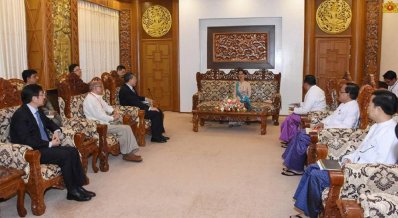 মিয়ানমারের স্টেট কাউন্সিলর অং সান সু চি&rsquo;র সঙ্গে প্রধানমন্ত্রী শেখ হাসিনার জ্বালানি উপদেষ্টা ড. তৌফিক-ই-ইলাহী চৌধুরী ও অন্যরা