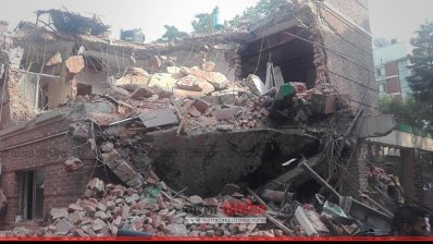 ভেঙে ফেলা হয়েছে এ কে আজাদের ভবনের আংশিক অংশ