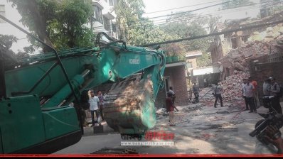 সরিয়ে নেওয়া হচ্ছে ভবন ভাঙার সরঞ্জাম 