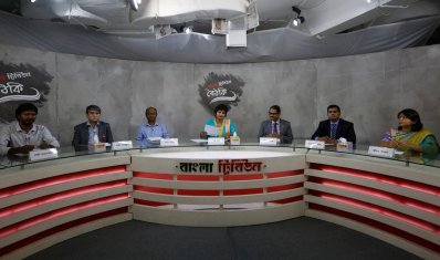 বাংলা ট্রিবিউন বৈঠকিতে সঞ্চালক ও আলোচকরা (ছবি সাজ্জাদ হোসেন)