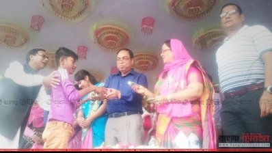 প্রতিযোগিতায় বিজয়ীর মাঝে পুরস্কার বিতরণ