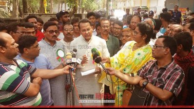 সাংবাদিকদের সঙ্গে কথা বলেন তথ্যমন্ত্রী