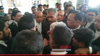 সুপ্রিম কোর্ট প্রাঙ্গণে আইনজীবীরা