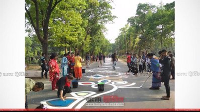 আলপনা আঁকছেন শিক্ষার্থীরা 