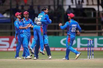 শততম উইকেট নিয়ে রশিদের উদযাপন