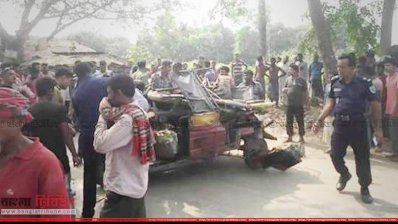ট্রাকের ধাক্কায় দুমড়ে যাওয়া গাড়ি