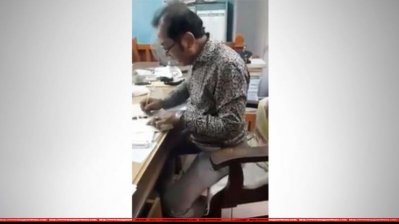 ড্রায়ে ঘুষ নেওয়া সেই সাব-রেজিস্ট্রার এছহাক আলী মণ্ডল