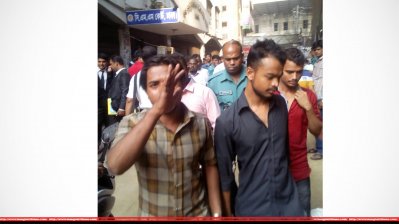আদালত প্রাঙ্গণে নজরুল ইসলাম (৩২) আল-আমিন (২০) আবুল হোসেন (২৪) ও নয়ন (১৮ 