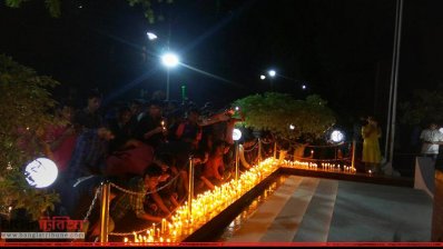 গণহত্যারা স্মরণে নির্মিত স্মৃতিসৌধে রাখা হচ্ছে মোববাতি