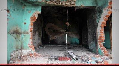 জঙ্গিবিরোধী অভিযানের পর বাড়িটির দেয়াল ধসে পড়ার পর 