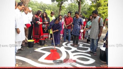 আলপনা আঁকার উদ্বোধন করেন উপাচার্য অধ্যাপক ড. ফারজানা ইসলাম 