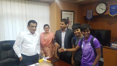 যাওয়ার আগে সাবিনা-কৃষ্ণাকে শুভকামনা জানালেন বাফুফে সভাপতি কাজী সালাউদ্দিন। ছবি-বাফুফে