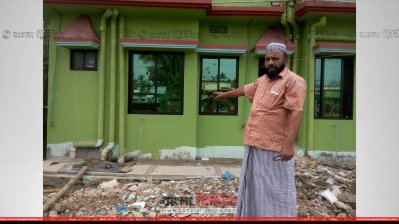 আতিয়া মহলের বর্তমান অবস্থা দেখাচ্ছেন বাড়ির মালিক উস্তার আলী