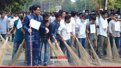 গলায় সনদ ঝুলিয়ে কর্মসূচিতে অংশ নেয় আন্দোলনকারীরা